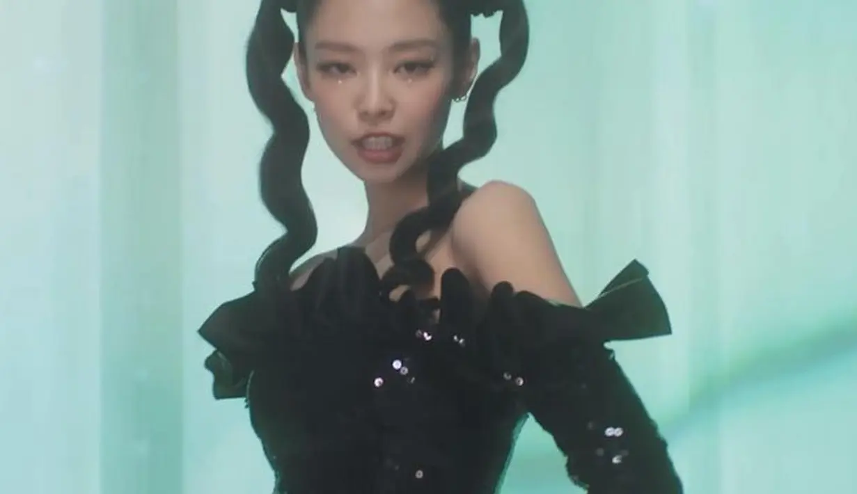 Riasan makeupnya pun tak banyak berubah, hanya menambahkan bling-bling beads di bawah matanya. Serta gaya rambut kepang dua yang ditata wave.  [YG Entertainment]