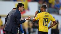 Pelatih Ekuador, Gustavo Quinteros memberikan arahan kepada Carlos Gruezo saat melawan Brasil pada partai pembuka Copa Amerika 2016 di Stadion Rose Bowl, Pasadena, California, Amerika Serikat, (5/6/2016) WIB. (AFP/Robyn Beck)