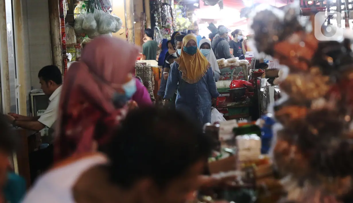 Pedagang beraktivitas di Pasar Kebayoran Lama, Jakarta, Selasa (28/6/2021). Pemprov DKI Jakarta melakukan pembatasan mobilitas warga, salahsatunya pembatasan operasional pasar tradisional untuk menekan penyebaran COVID-19. (Liputan6.com/Angga Yuniar)
