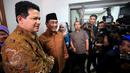 Ketua KPU, Husni Kamil Manik (kiri) dan Ketua DKPP, Jimly Asshiddiqie bersalaman usai rapat tertutup di Jakarta, Jumat (5/6/2015). KPU, DKPP dan Bawaslu melakukan rapat koordinasi jelang pelaksanaan Pilkada serentak 2015. (Liputan6.com/Johan Tallo)