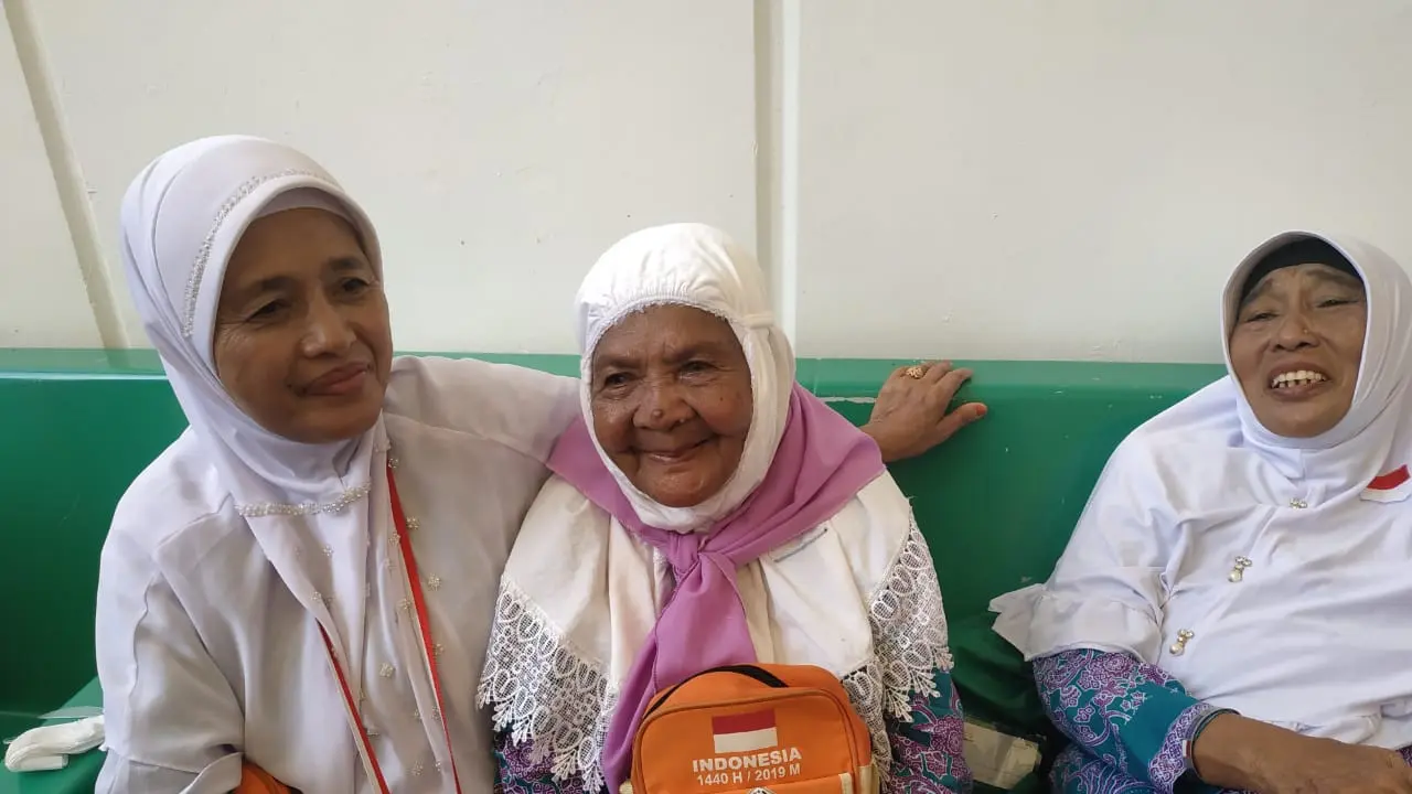 Karsum Litiloli (75) atau Mak Cum pasangan jemaah Mahmud Sopamena (87) di Bandara King Abdulaziz. Nurmayanti/Liputan6.com
