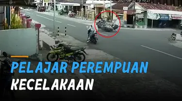 Sudah hidupkan sein namun kurang hati-hati saat menyebrang jalan. Remaja perempuan alami kecelakaan di pertigaan Depan Kecamatan Manyaran, Kabupaten Wonogiri, Jawa Tengah.