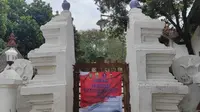 Penampakan pintu masuk komplek pemakaman Sunan Gunung Jati dipasang spanduk oleh satgas covid-19 tingkat kecamatan. Foto (Istimewa)