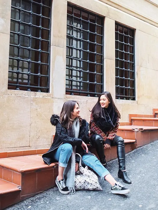 Selama liburan, pacar Mischa Chandrawinata ini memang tampil modis banget. Coba lihat, ia memakai leather pants hitamnya dengan sepatu boots dan jaket bermotif kotak-kotak. Penampilannya kece banget kan? (Instagram/jscmila)