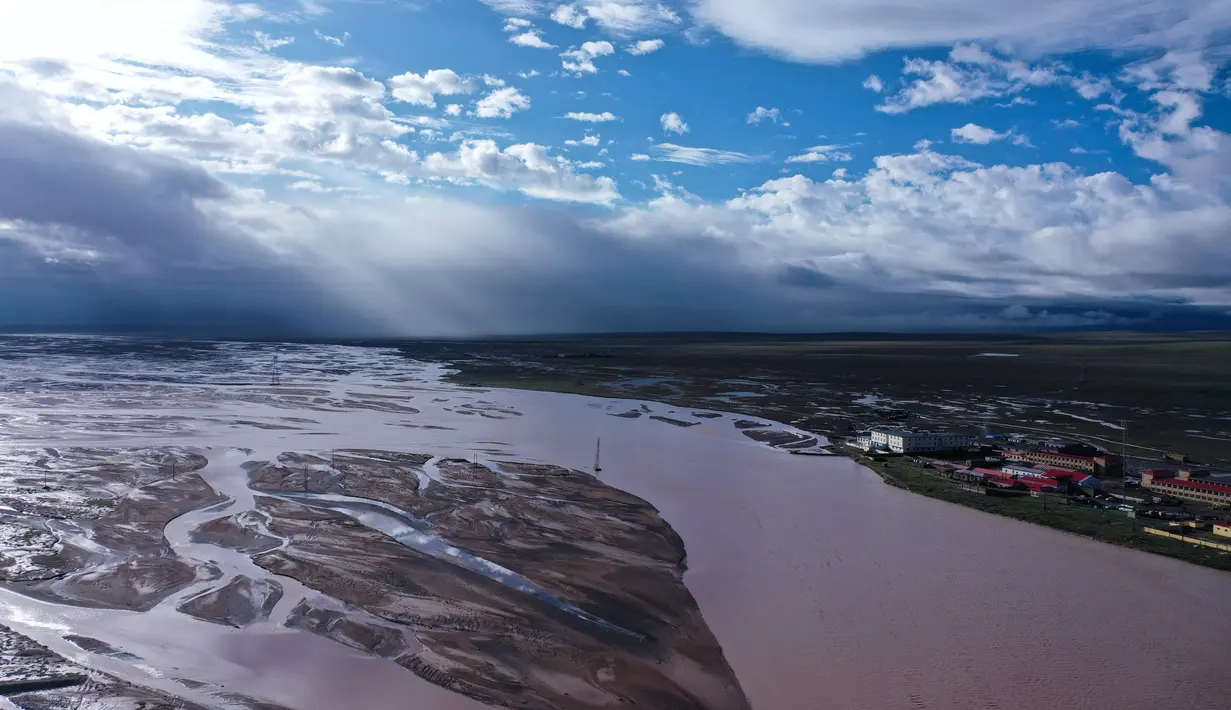 Foto dari udara yang diabadikan pada 16 Agustus 2020 ini menunjukkan Sungai Tuotuo, hulu dari Sungai Yangtze, di Provinsi Qinghai, China barat laut. (Xinhua/Wu Gang)