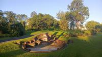 Kuburan dekat lokasi tee off Lubang 18 di Fanling Golf Course. (Liputan6.com/Harley Ikhsan)