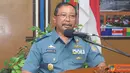 Citizen6, Surabaya: Kadisinfolahtal Laksma TNI Sudyantoro Hadi memberikan pembekalan kepada 37 siswa Diktukpa TNI AL XLI Pendidikan Elektronika (Pusdiklek), Kobangdikal, Surabaya, Kamis, (6/9). (Pengirim: Penkobangdikal).