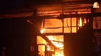 [VIDEO] Pabrik Sendal Homyped di Tangerang Dilalap Api