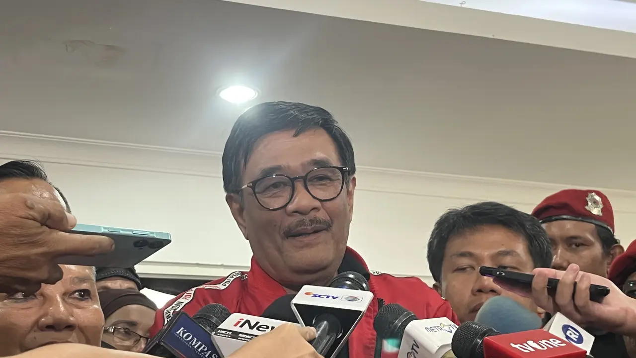 Ketua DPP PDIP Djarot Saiful Hidayat usai peringatan Kudatuli di DPP PDIP, Jalan Diponegoro, Menteng, Jakarta Pusat, Minggu (27/7/2025).