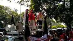 Emak-emak mempertanyakan langkah Presiden Joko Widodo atau Jokowi yang tidak kunjung mundur dari jabatannya meski ikut berkontestasi di Pemilihan Presiden atau Pilpres 2019.