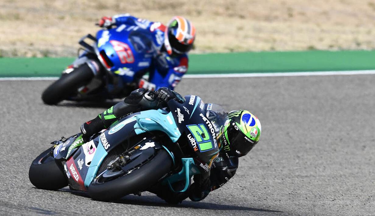 Pembalap Petronas Yamaha, Franco Morbidelli, memimpin balapan  MotoGP Teruel, Minggu (25/10/2020). Morbidelli berhasil finis pertama dengan catatan waktu 41 menit 47,652 detik. (AP/Jose Breton)