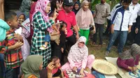  Calon Gubernur Banten Rano Karno blusukan ke Desa Juhut, Kabupaten Pandeglang, Banten.