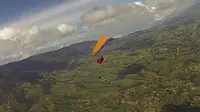 Paralayang menabrak satu sama lain di langit Kolombia. 