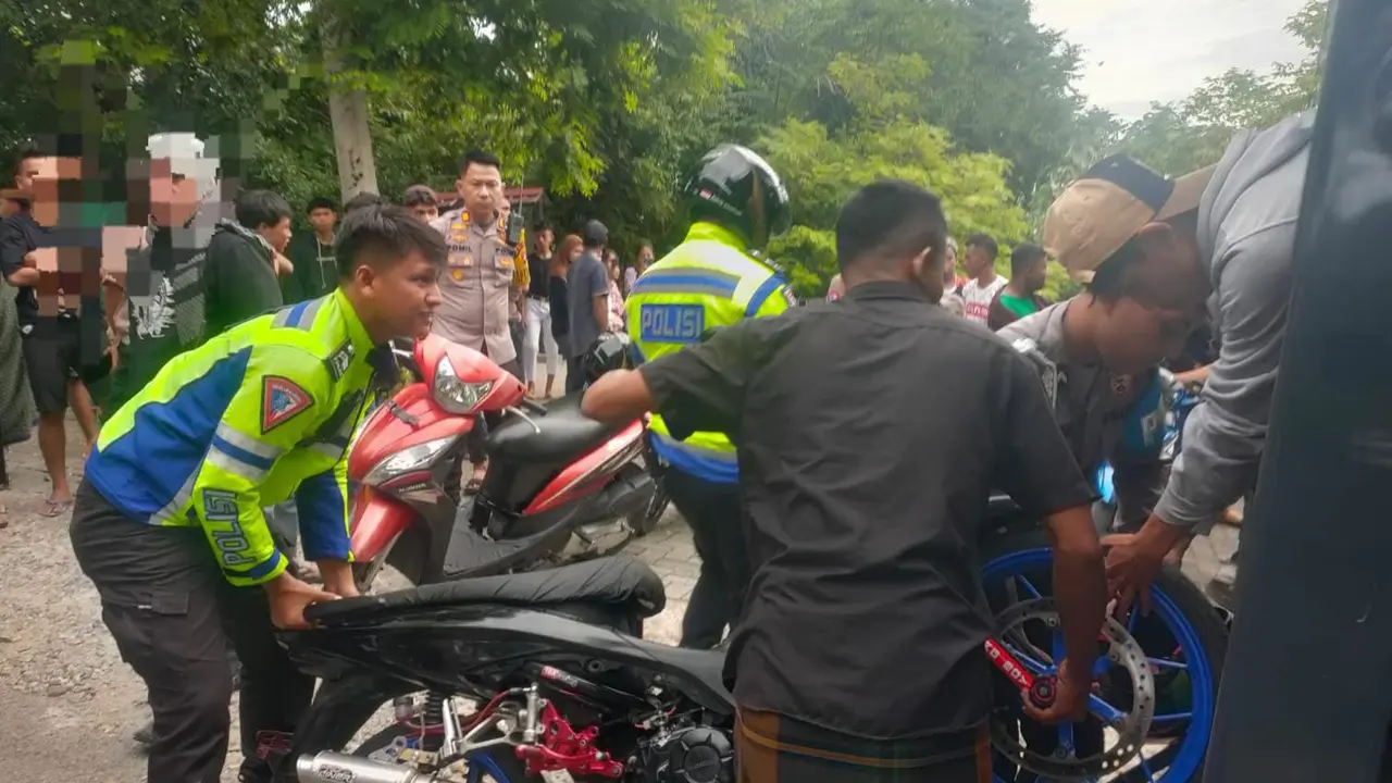 Tim gabungan Polres Lampung Selatan membubarkan balap liar serta mengamankan 120 sepeda motor yang terlibat di kawasan jalan raya Desa Sabah Balau, Kecamatan Tanjung Bintang, Kabupaten Lampung Selatan, Provinsi Lampung.