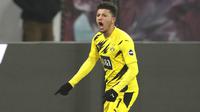 Penyerang Borussia Dortmund, Jadon Sancho, melakukan selebrasi usai mencetak gol ke gawang RB Leipzig pada laga Bundesliga di Stadion Red Bull Arena, Sabtu (9/1/2021). Dortmund menang dengan skor 3-1. (AP/Michael Sohn)