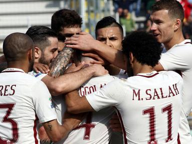 Para pemain AS Roma merayakan gol Radja Nainggolan (tengah) saat melawan Crotone pada lanjutan Serie A di Ezio Scida stadium, Crotone, Italy (12/2/2017).  AS Roma menang 2-0. (Albano Angilletta/ANSA via AP)