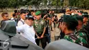 Menteri Pertahanan RI, Ryamizard Ryacudu (baju putih) dan Pangdam Jaya Letjen TNI Agus Sutomo mendengarkan penjelasan tentang kondisi alutsista di Markas Yonif Mekanis 201/Jaya Yudha, Jakarta, Rabu (2/9/2015). (Liputan6.com/Helmi Fithriansyah)