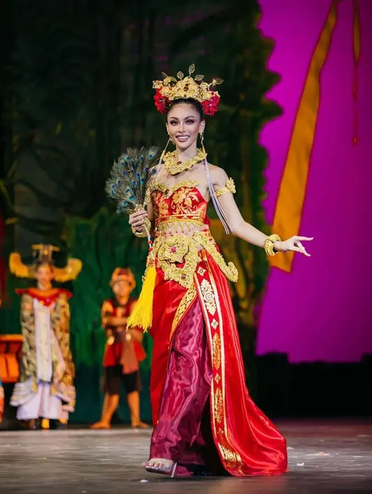 Penampilan Andina Julie saat memakai baju tradisional ini juga tak lepas dari sorotan. Dirinya begitu menawan dengan berbagai aksesoris yang digunakan. (Liputan6.com/IG/@andina_julie)