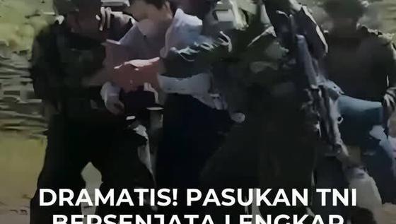 Dramatis! Pasukan TNI Bersenjata Lengkap Evakuasi Istri Sopir Korban KKB Pakai Helikopter