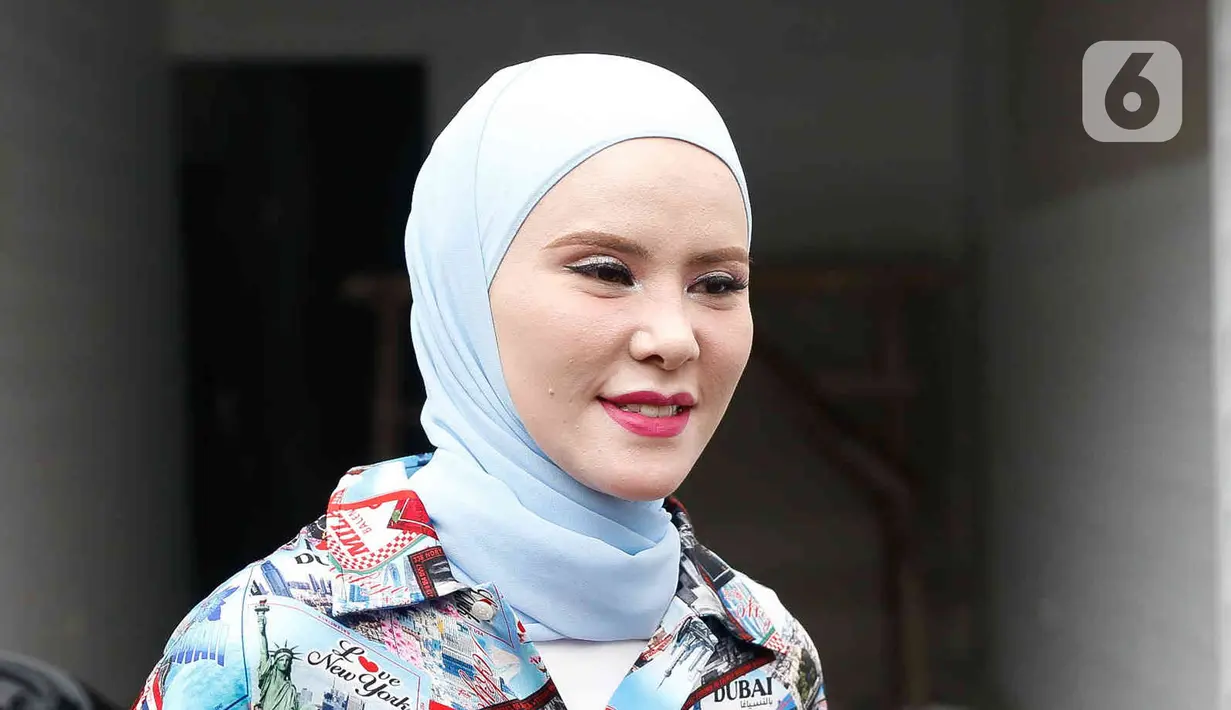 Aktris Angel Lelga saat berada di kediamannya di kawasan Jagakarsa, Jakarta, Rabu (6/7/2022). Semenjak memutuskan masuk Islam dan memilih berhijab, perubahan drastis membuat aktris berdarah campuran Belanda-Manado-Jawa ini memang tampak lebih cantik. (Liputan6.com/Herman Zakharia)