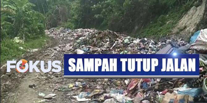 Gunungan Sampah Tutup Jalan Desa di Mandailing Natal