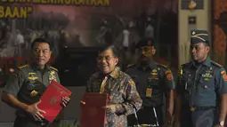 Penandatangan nota kesepahaman ini dimaksudkan untuk melanjutkan kerjasama PMI dan TNI soal donor darah dan bantuan bencana alam, Jakarta, Kamis (11/12/2014). (Liputan6.com/Miftahul Hayat)