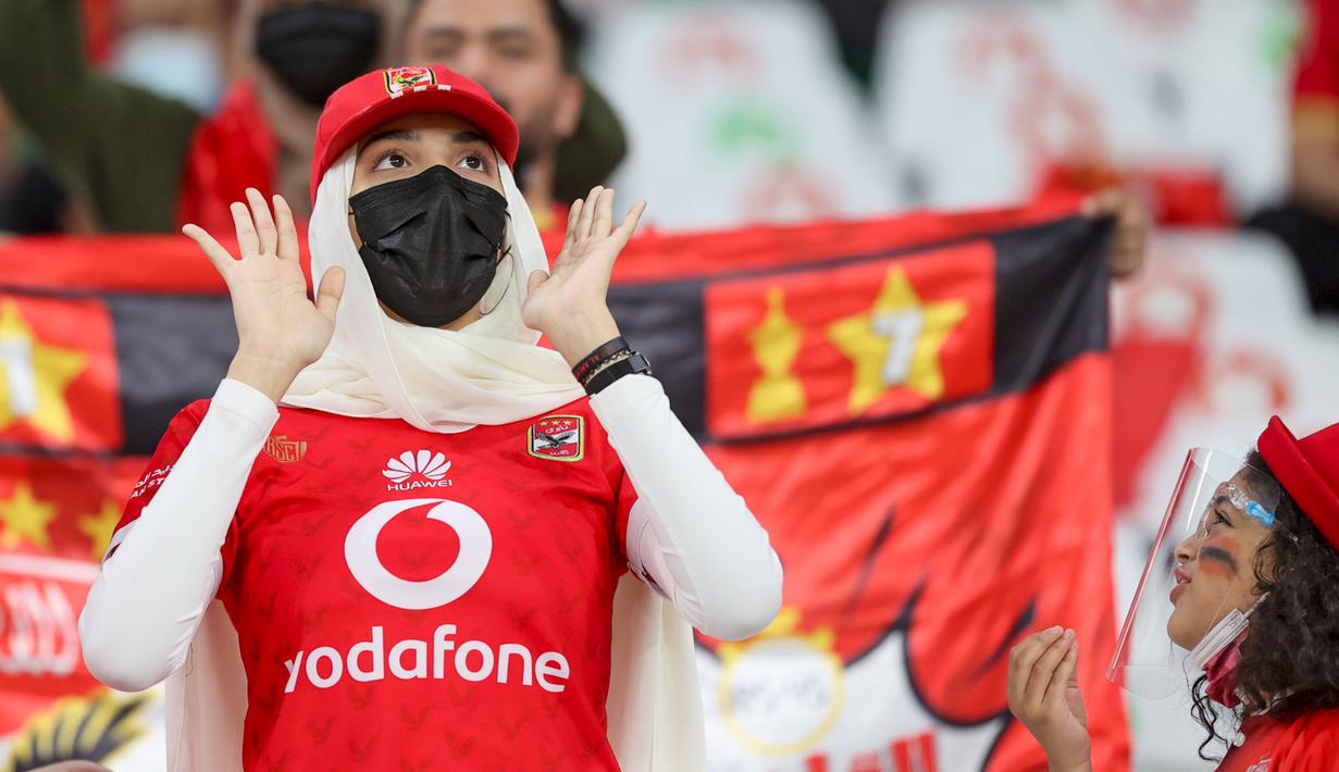 Ekspresi dari fans cantik dari klub sepak bola asal Mesir, Al Ahly dalam pertandingan Piala Dunia Antar Klub 2020. (Foto: AFP/Karim Jaafar)