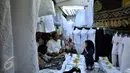 Anies Baswedan berbincang dengan pedagang saat mengunjungi Pasar Tanah Abang, Jakarta, Jumat (21/10). Dalam kunjungannya Anies Baswedan menyapa para pengunjung dan pedagang Pasar Tanah Abang. (Liputan6.com/Johan Tallo)