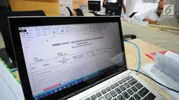 Layar laptop menampilkan daftar nama yang berkonsultasi di posko pengaduan tunjangan hari raya (THR) di Kementerian Ketenagakerjaan, Jakarta, Senin (20/5/2019). Posko yang dibuka hingga 10 Juni ini untuk menampung laporan bagi masyarakat yang memiliki masalah terkait THR. (Liputan6.com/Angga Yuniar)