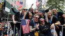 Pemain timnas sepak bola wanita Amerika Serikat (AS), Megan Rapinoe (kanan depan) bersama rekan-rekannya merayakan kemenangan pada Piala Dunia Wanita 2019 saat parade di New York, AS, Rabu (10/7/2019). AS menjuarai Piala Dunia Wanita 2019 usai mengalahkan Belanda di final. (AP Photo/Richard Drew)