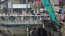 Normalisasi kali Mampang dilakukan dengan pendalaman, pengerukan, pelurusan kali sesuai kondisi sepanjang 3 km. Beberapa warga menyaksikan proses pendalaman kali Mampang, Jakarta Selatan, (19/8/2014). (Liputan6.com/Miftahul Hayat)