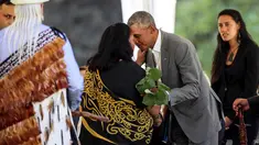 Mantan Presiden AS, Barack Obama melakukan tradisi hongi atau adu hidung saat upacara penyambutan di Government House, Auckland, Selandia Baru, Kamis (22/3). Obama berada di Selandia Baru selama tiga hari. (Simon Watts/Dept of Internal Affairs via AP)
