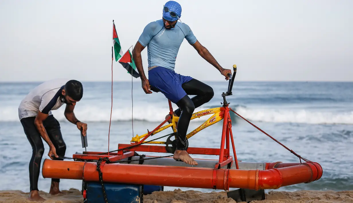 Nelayan Palestina menguji perahu kayuh yang dibuat khusus dari bahan daur ulang di sepanjang pantai di Beit Lahia, Jalur Gaza pada 29 September 2020. (Photo by MOHAMMED ABED / AFP)