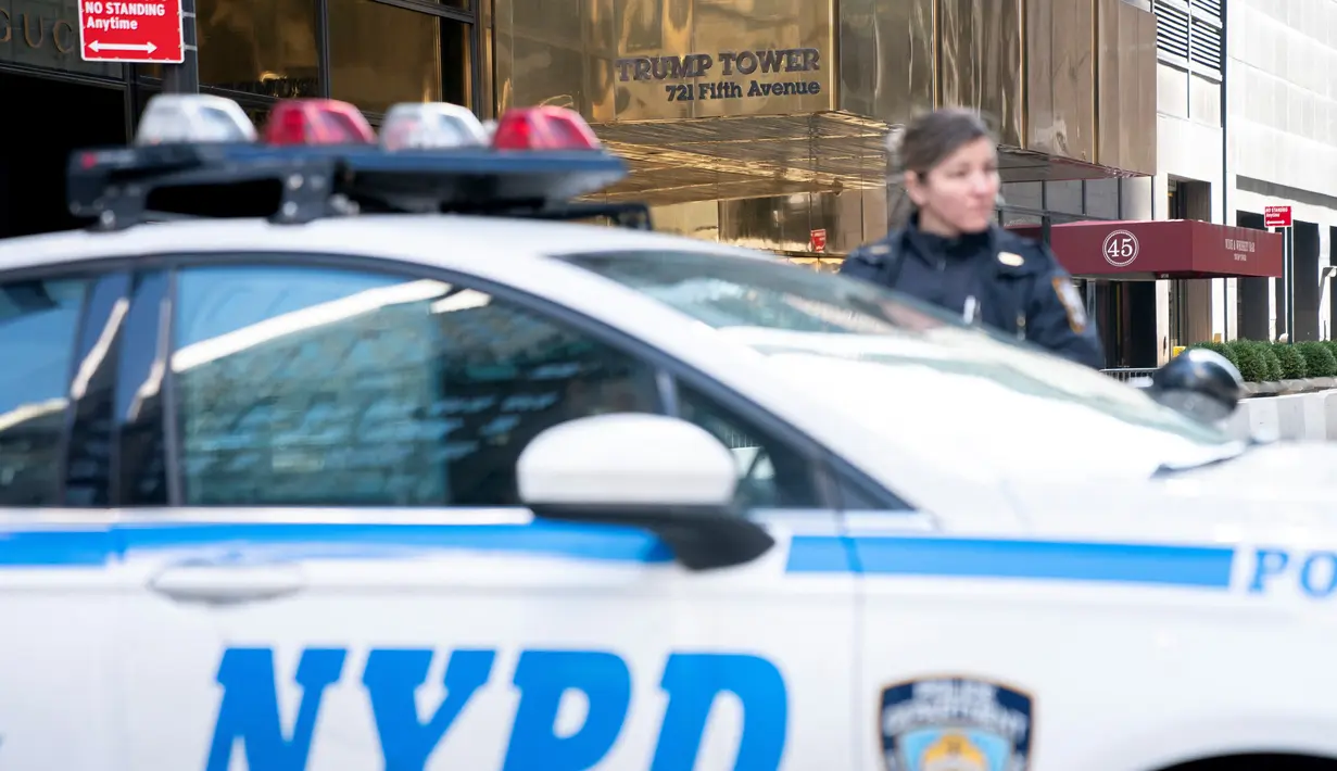 Belum pernah terjadi sejak Trump berada di Gedung Putih, keamanan begitu ketat di sekitar Trump Tower - tempat yang ia anggap sebagai markas besarnya selama beberapa dekade. (Photo by Stefani Reynolds / AFP)