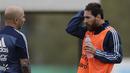 Striker Argentina, Lionel Messi, berbincang dengan pelatih Jorge Sampaoli, saat latihan bersama timnas jelang laga kualifikasi piala dunia 2018 di  Buenos Aires, Selasa (29/8/2017). Argentina akan berhadapan dengan Uruguay. (AP/Natacha Pisarenko)