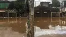 Sampah dan lumpur terlihat di lapangan futsal di kawasan Rawajati, Jakarta, Selasa (6/2). Banjir yang merendam kawasan tersebut menyebabkan lumpur dan sampah mengendap di setiap sudut sehingga mengganggu aktivitas warga. (Liputan6.com/Immanuel Antonius)