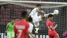 Bek Timnas Indonesia, Hansamu Yama, membuang bola saat melawan Singapura pada laga Piala AFF di Stadion Nasional, Singapura, Jumat (9/11). Singapura menang 1-0 atas Indonesia. (Bola.com/M. Iqbal Ichsan)