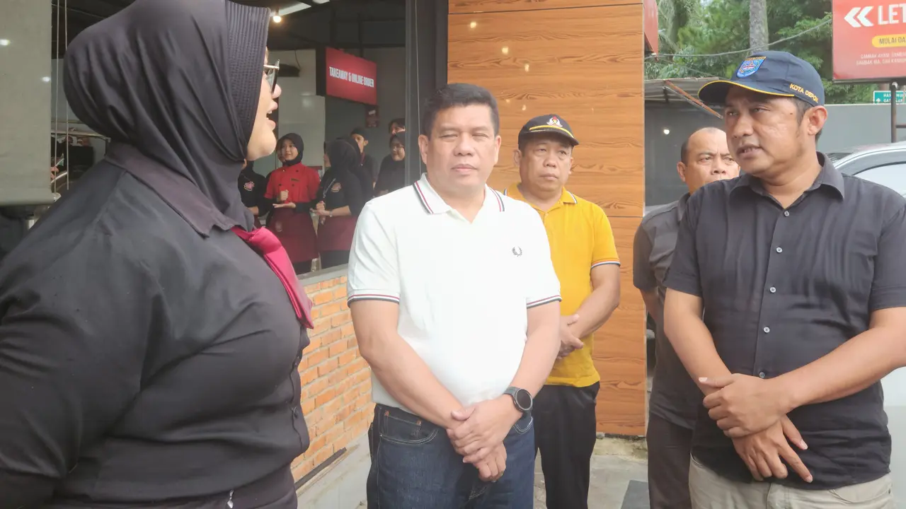 Wakil Wali Kota Depok, Chandra Rahmansyah melakukan sidak ke rumah makan tidak memiliki izin IMB, Harjamukti, Cimanggis, Depok. (Liputan6.com/Dicky Agung Prihanto)
