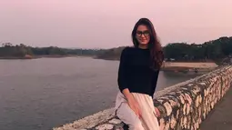 Dibeberapa kesempatan saat menikmati waktu luang, Zoe tampak sering mengunjungi tempat wisata. Tampil dengan sederhana, Zoe tampil cantik dengan kaos hitam polos dan kacamata. (Liputan6.com/IG/@zoeabbasjackson)