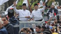 Dari atas land rover itu, Anies-Cak Imin menyapa para pendukung sambil tersenyum dan melambaikan tangan. (Liputan6.com/Angga Yuniar)