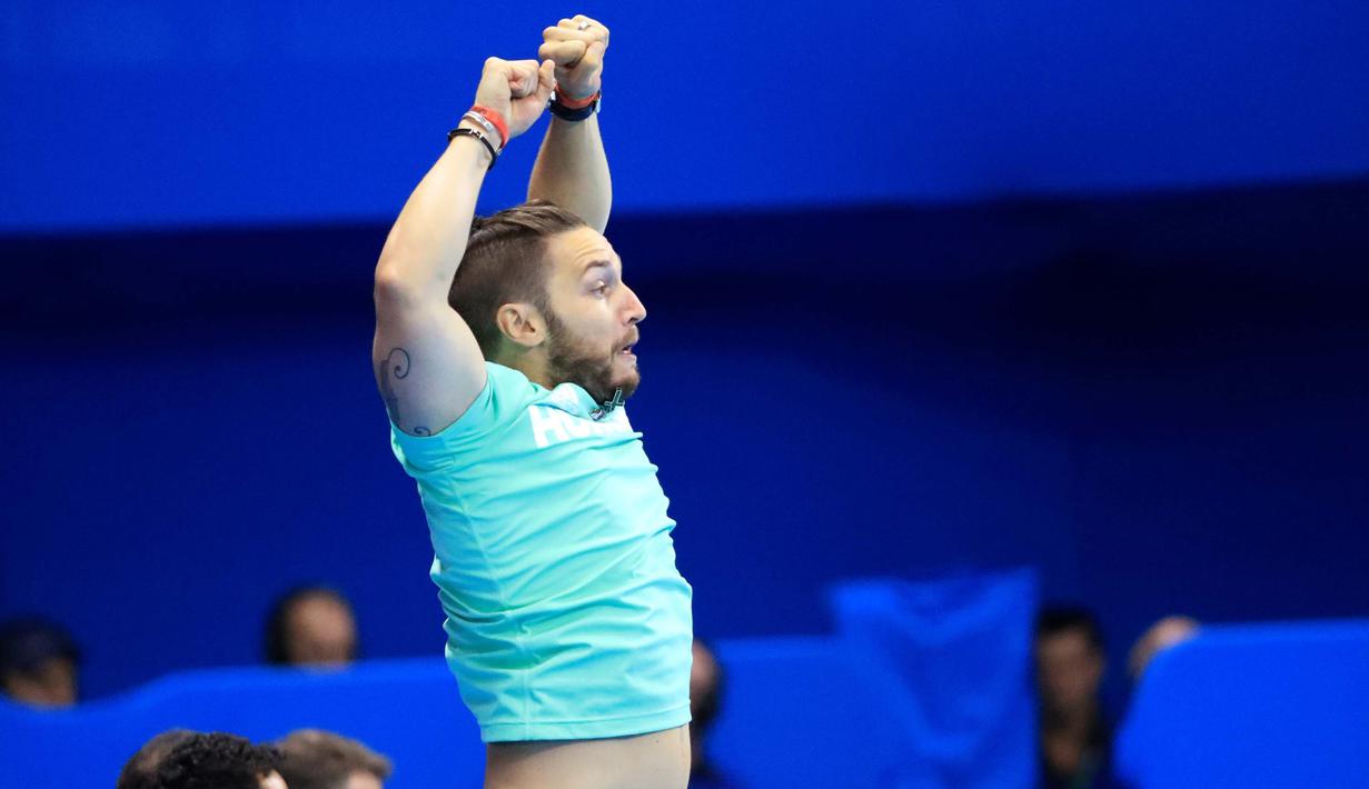 Pelatih sekaligus suami dari Katinka Hosszú, Shane Tusup merayakan kemenangan istrinya usai finis tercepat pada Olimpiade 2016 di  Brasil, (6/8). Katinka merupakan  juara renang dunia yang tak pernah memenangkan Olimpiade. (REUTERS/Dominic Ebenbichler)