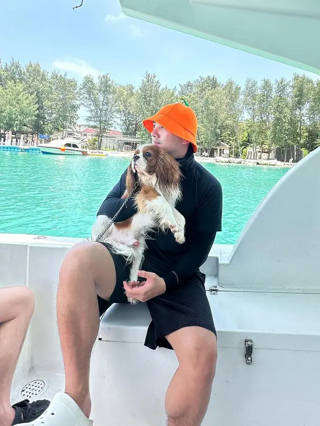 Boy William liburan ke pantai bersama anjingnya. [Foto: Instagram/boywilliam17]