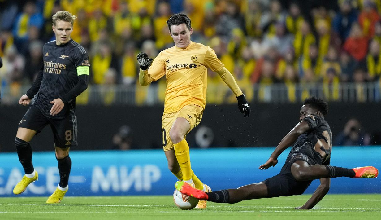 Gelandang Bodo/Glimt Hugo Vetlesen (tengah) berebut bola dengan pemain Arsenal Martin Odegaard dan Fabio Vieira pada pekan ke-4 Grup A Liga Europa 2022/2023 di Aspymra Stadion, Norwegia, Kamis malam (13/10/2022). Arsenal susah payah mengalahkan wakil Norwegia, Bodo/Glimt 1-0. (Fredrik Varfjell/NTB Scanpix via AP)