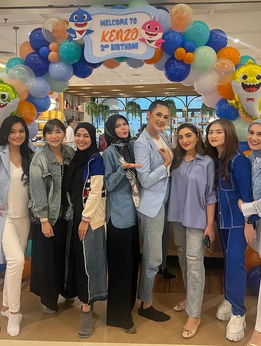 Nathalie Holscher tampil dengan setelan warna biru dengan list putih, dipadukan sneaker heels putihnya. [@victoria_makeupatelier]