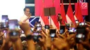 Capres petahana Jokowi melambaikan tangan pada acara Deklarasi Alumni Pangudi Luhur (PL) untuk Jokowi-Ma'ruf Amin di SCBD, Jakarta, Rabu (6/2). Ratusan alumni PL berkaus hitam juga kenakan peci atau blankon. (Liputan6.com/HO/Jo)