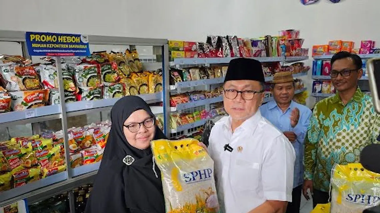 Menteri Perdagangan Zulkifli Hasan (Zulhas) meresmikan tujuh Toko Jama'ah NU-Mandiri (NUMAN) Pengurus Wilayah Nahdlatul Ulama Provinsi DIY