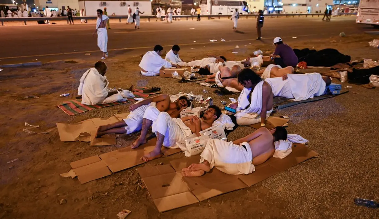 <p>Selain bermalam, jemaah juga akan mengambil kantong batu kerikil yang disediakan oleh syarikah selama di Muzdalifah. Jemaah bisa pula mencari sendiri. (Sajjad HUSSAIN/AFP)</p>