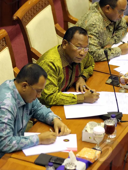 Kepala BNPT, Ansyaad Mbai mengikuti Rapat Dengar Pendapat dengan Komisi III DPR, Jakarta, Rabu (27/5/2015). DPR meminta penjelasan terkait dengan koordinasi antar lembaga dalam pemberantasan tindak pidana terorisme. (Liputan6.com/Helmi Afandi)