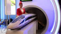 Model berpose di sisi miniatur kereta cepat saat pameran INAPA 2017 di JIExpo Kemayoran, Jakarta, Rabu (29/3). Pameran ini berlangsung di Hall B1 JIExpo Kemayoran. (Liputan6.com/Helmi Fithriansyah)