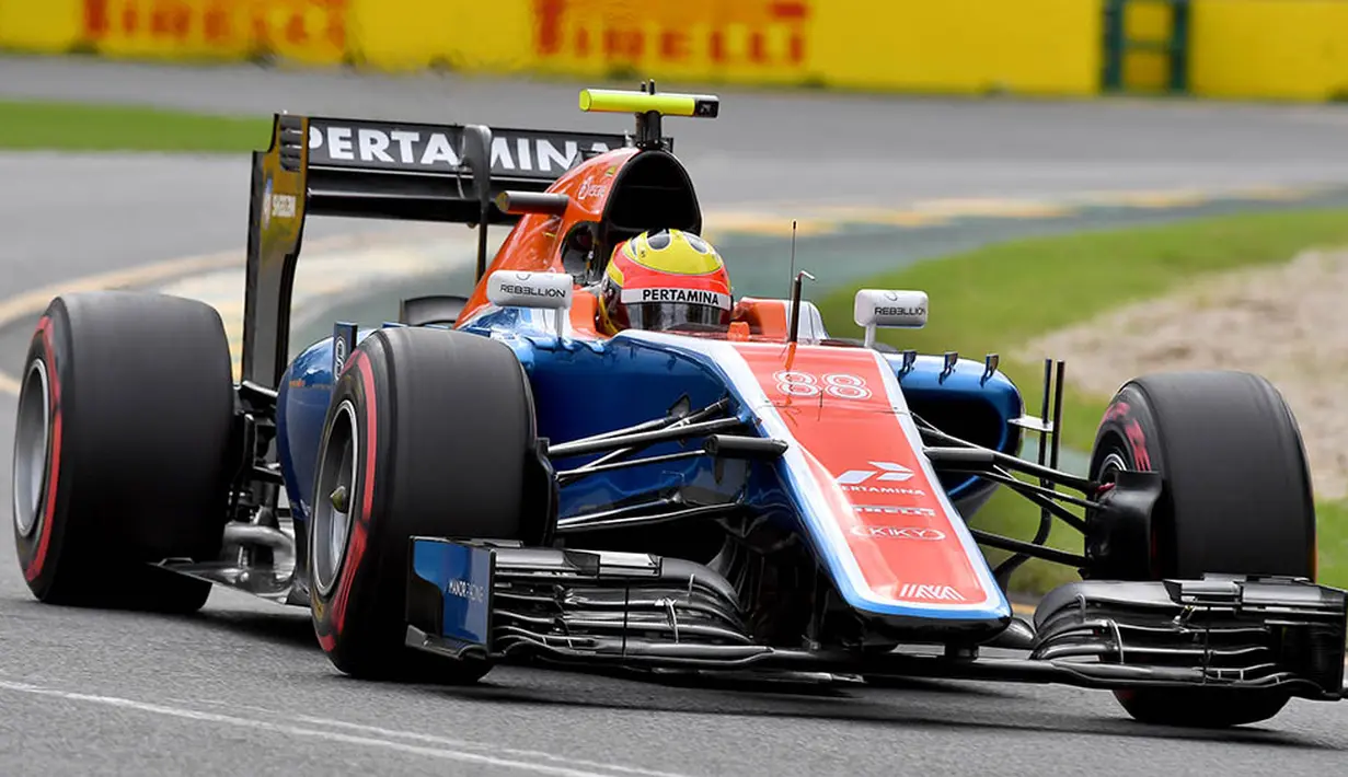 Pebalap Manor Racing, Rio Haryanto, memacu kendaraannya pada kualifikasi GP Australia di Sirkuit Albert Park, Melbourne, Sabtu (19/3/2016). Pebalap asal Indonesia itu membukukan catatan waktu 1 menit 29,627 detik. (AFP/Paul Crock)